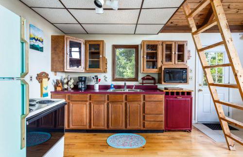 Mountain cabin w hot tub & deck views - Photo 5