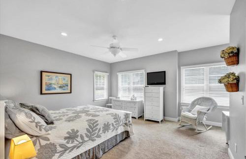 Stay 1 Block from Ocean at 7-Bed Retreat with Yard, Deck and Game Room, Host Up to 22 Across 16 Beds, Gas Fireplace, Gas Grill, Ample Parking, Walk to Menauhant Beach, Perfect for Family Getaway, 24 Hr Hospitality - Foto 44