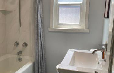 Cozy Sunfilled House with Deck Patio Garden - Foto 21