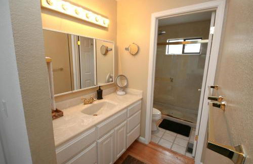 Northern Lights! Hot Tub!! Game Room!! Expansive and Spacious!! - Foto 29