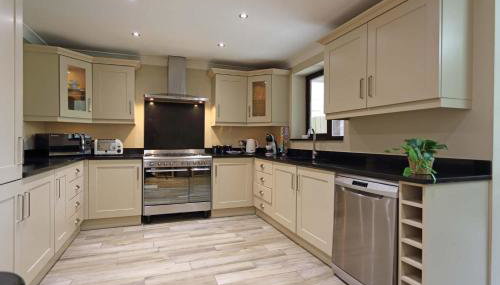 11 beds, 2 properties combined, M1, M62, Free parking - Foto 4