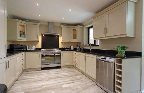 Spacious Dewsbury Home, 8 beds, sleeps 10, Free Parking and Wifi, 3 TVs, Close to motorways - Foto 25