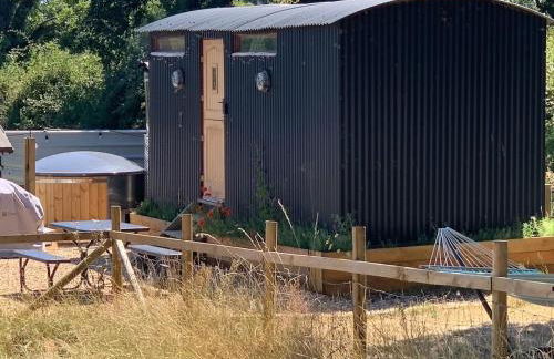 Shepherds Hut with Scandinavian Hot Tub and hydromassager - Foto 16