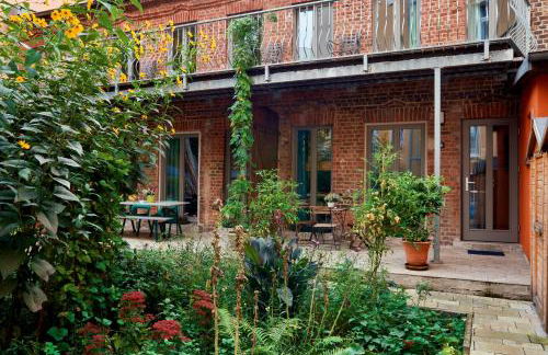 Beautiful Backyard Remise - Photo 2