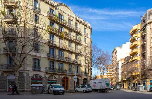 Modernist Family Apartment by PriorityVillas - Photo 23