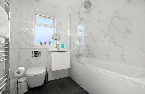 St Martins 2 Bedroom Apartments in Ruislip By 360 Stays - Foto 103