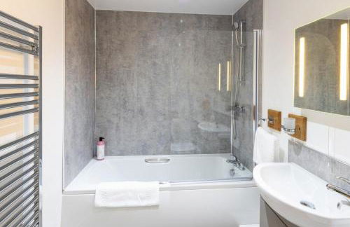 Seaside 3BD Retreat with Balcony & Stunning Views - Foto 13