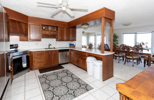 4 Bedroom Lakefront Home with Private Beach on Cedar Point Chaussee - Photo 6