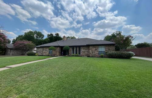 Designer Single Story 4 bed 3 bath home in mid-century style with big backyard and garage - Foto 29