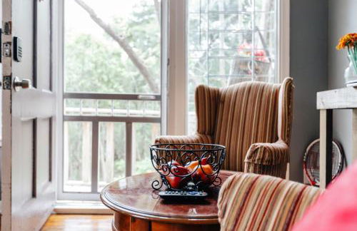 Cozy stay at Twin Treehouse in UT, Moody with Free parking - Photo 11