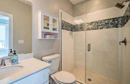 Beachfront Oasis with 2 Large Decks, BBQ and Views! - Foto 14