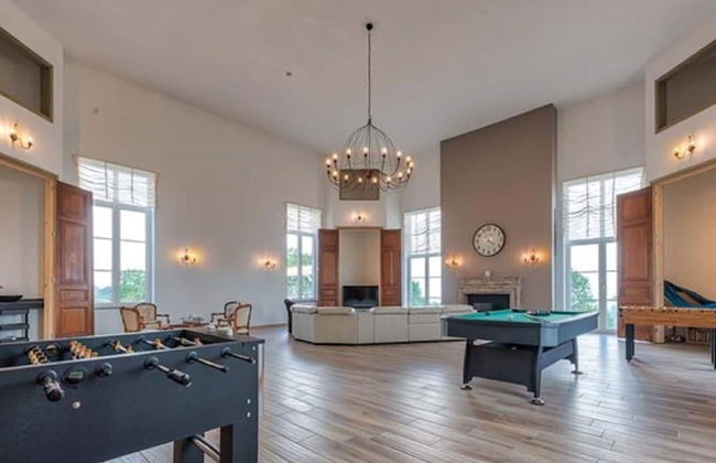 Elegant Hillside Mansion - Photo 24