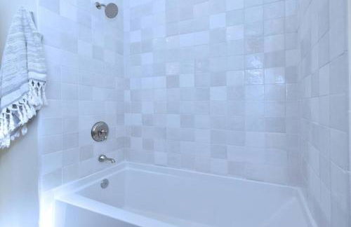 Beautiful 3 Bed Home with a Large Back Yard Outdoor Space - Foto 22