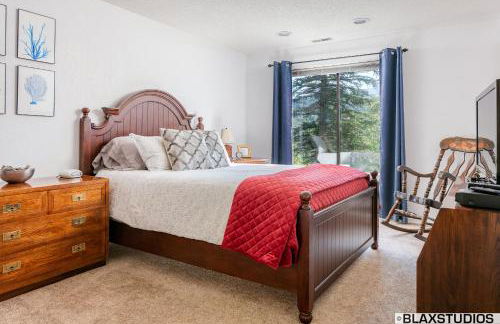 Charming Hillside Retreat - Private backyard, firepit, mtn views, full kitchen - Foto 9