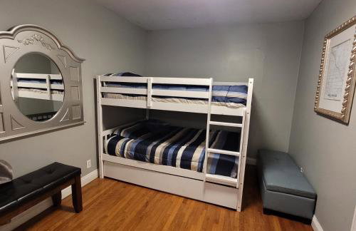 3 bedroom 2 bath home with Jacuzzi near Beverly Hills, wi-fi, Jacuzzi, Roku, BBQ, giant games family fun - Foto 6