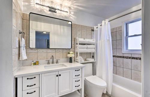 Bay Shore Vacation Rental with Shared Yard! - Foto 13