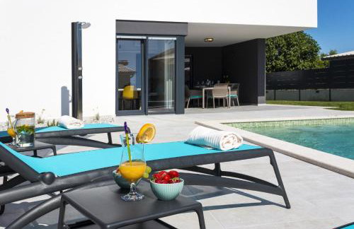 Modern 3-bedroom villa with a private pool - Photo 14