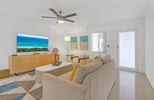 Boca Waterfront • Watch the Boats • Pool & Gym - Photo 13