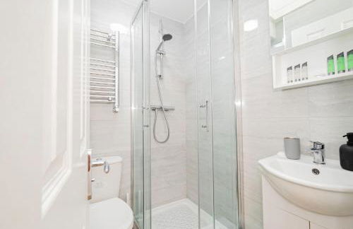Modern 3-Bedroom 2-Bathroom Flat with Garden at Hanwell - Foto 18