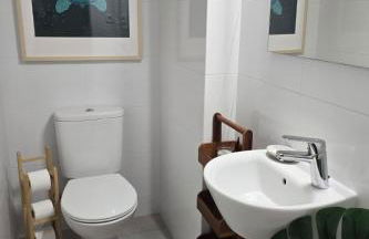 Beach House on Faro Island with a Dreamy Terrace and 7 Beds for the Perfect Escape - Foto 23