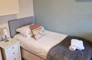 Hereford City - Goldcrest House - 4 Bedroom House With Parking, Located Very Close To City Centre & River Wye - Sleeps Up To 6 Guests - Hosted by RENTMYHOUSE - Photo 48