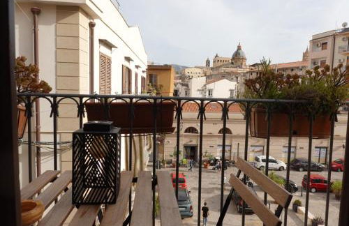 Santa Maruzza - Apartment with Balcony View, 5 Min Walk to Teatro Massimo & Cathedral - Foto 8