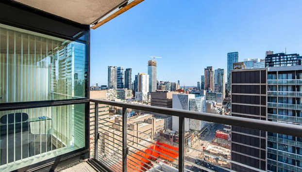 Downtown Toronto 2 Bedroom Suite Near Business District, U of T, UHN Hospitals - Foto 5, Balcón