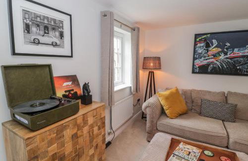 Silverstone Paddock Retreat - Photo 7