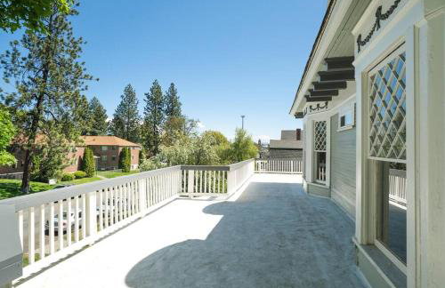 Historic Manor with 8 BDRMS 9 BATHS & 3 Kitchens - Foto 70