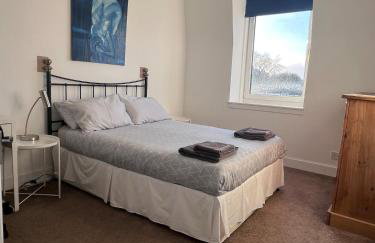 Spacious 2 bedroom flat nearby train and bus station - Foto 3