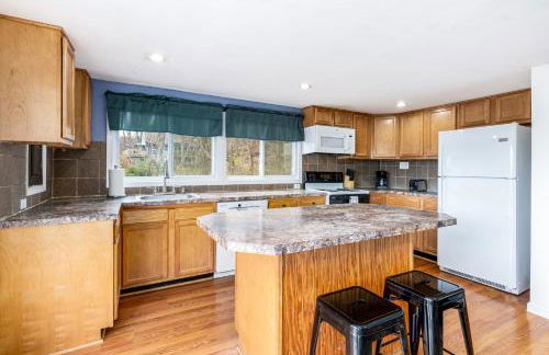 Hot Tub, Wraparound Deck, & WiFi at Chalet Cabin - Foto 9