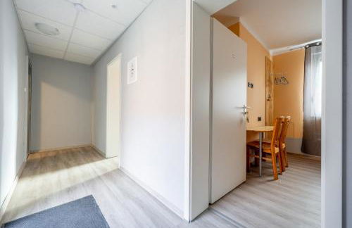 Kompaktes Studiozimmer mit Pantryküche und Fußbodenheizung in der Nähe der Messe Dusche und WC werden gemeinschaftlich genutzt - Foto 4