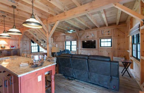 Oceanview Barnhouse Retreat with Hot Tub - Foto 7