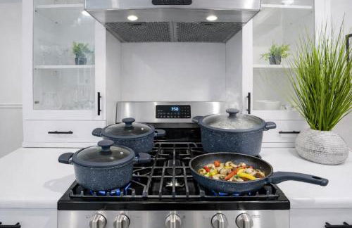 Granada Hills Private Unique Pool Luxury 4BR Family Retreat - Patio, Outdoor Dining, BBQ Grill, & Free Parking - Foto 57