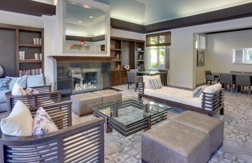 Serene Irvine Retreat with Heated Pool Access! - Foto 26