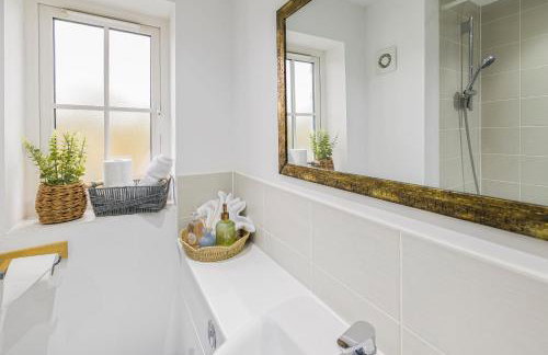 Casa Lana - Spacious and Stylish 4-Bed Home Near Gatwick with Free Parking - Foto 34