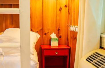 Cottage 5-6 - 2 Bedroom 1 Bath End Unit with Kitchenette Private Courtyard Pet Friendly fee applies - Photo 14