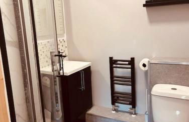 Spacious 5 Bedroom Home in Central Kidderminster with Private Parking and Electric Vehicle Facilities, Easy Access to Birmingham and Nearby Towns - Foto 49