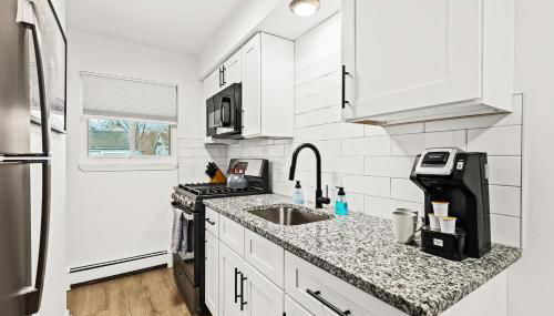 Cozy Modern 1BR Close to Downtown - Photo 3