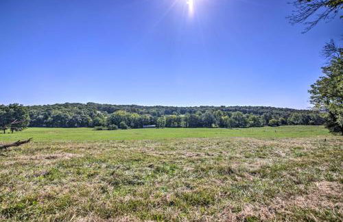 Peaceful Guest Home with Patio on 152-Acre Farm - Foto 3