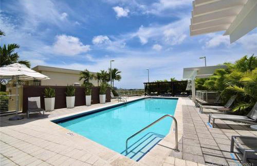 City Condo in Midtown Wynwood with pool and parking - Foto 13