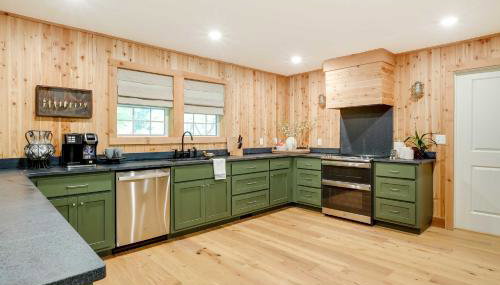 Spacious Home on Beaver Lake with Deck and Fire Pit! - Foto 2