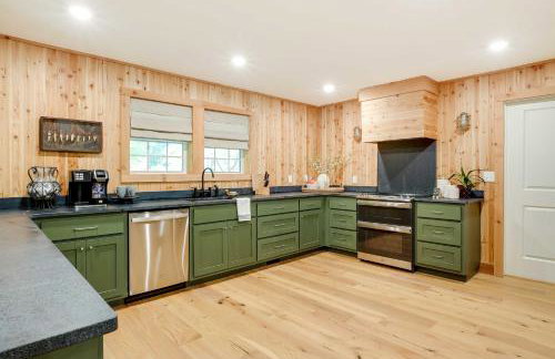 Spacious Home on Beaver Lake with Deck and Fire Pit! - Foto 2