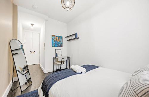 Mid-Century Stay 5BR and 5 Baths w PS5 & Laundry - Foto 26