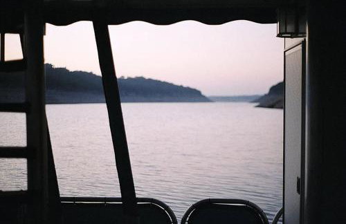 Luxury Houseboat for Cruise-Style Getaway on Lake Travis near Austin, Texas - Foto 11