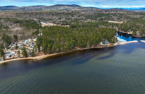 Walk to Beach and Sebago Lake Luxe Family Getaway! - Foto 42