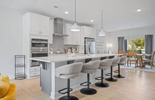 NEW Luxury Condo, Rooftop Terrace, EV Charger! - Foto 5