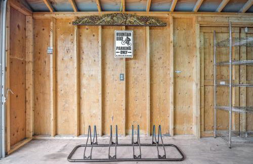 Trailblazer Lodge - Upscale, hot tub, trail, game room, wifi, fire pit, bar, pool table, king bed, view, pet friendly - Photo 60