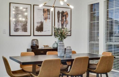 Modern and Luxury DFW Mansion with Backyard Oasis - Foto 28