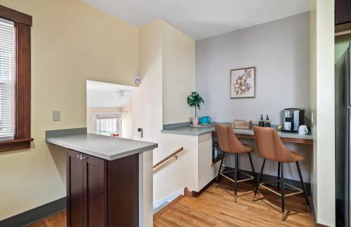 Entire Duplex w Historic District and Sleeps 12 - Foto 20